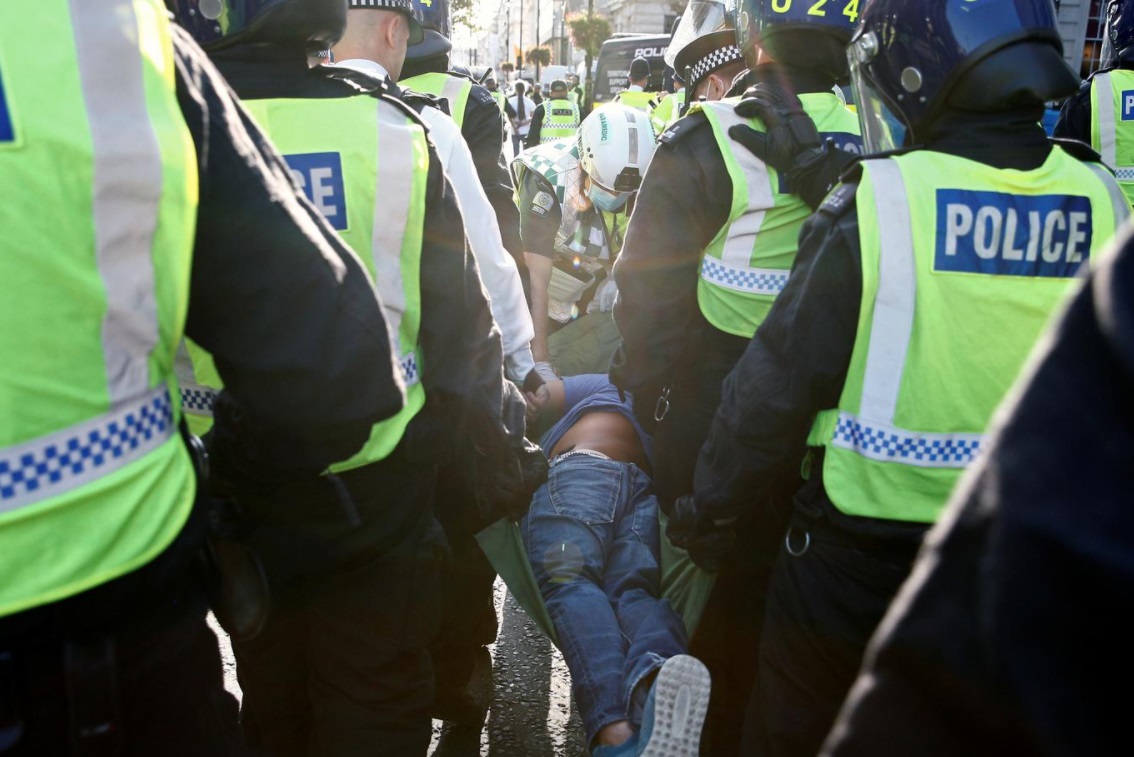 درگیری-میان-پلیس-انگلیس-و-معترضان-به-وضع-محدودیت‌های-اجتماعی-در-لندن