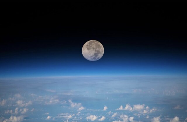 درخشش-ماه-کامل-از-منظر-فضا