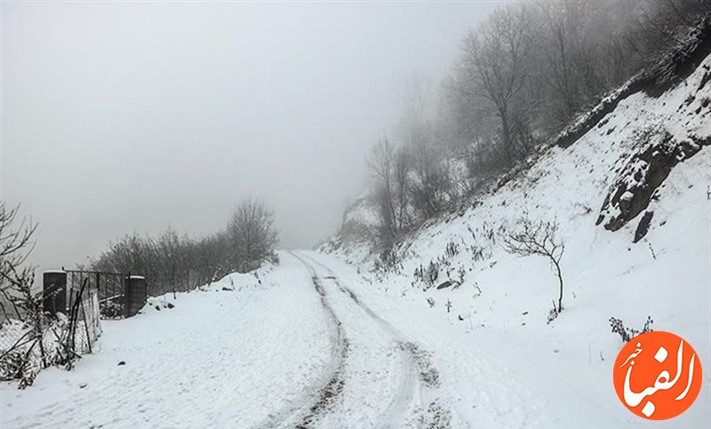 کولاک-برف-جاده-چالوس-را-مسدود-کرد-بارش-برف-و-باران-در-جاده-های-۱۵-استان