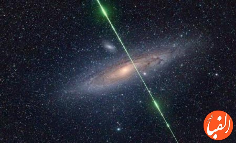عبور-پرتوی-سبز-رنگ-از-میان-کهکشان-آندرومدا