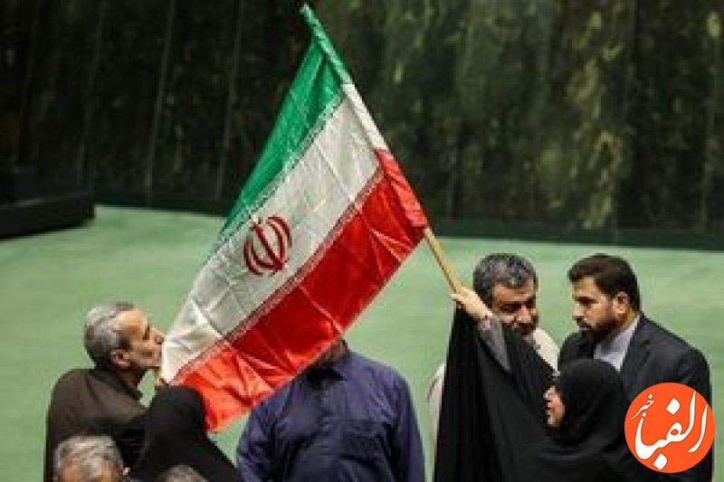 دور-افتخار-نمایندگان-مجلس-با-پرچم-ایران