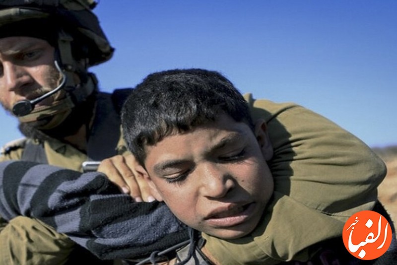 رفتار-وحشیانه-سربازان-مسلح-صهیونیست-با-کودکان-فلسطینی-فیلم