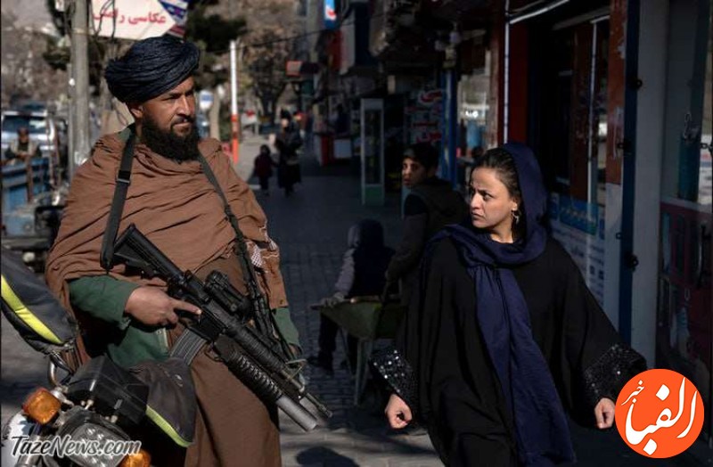 عکس-نگاه-خشمگین-زن-افغان-به-مامور-طالبان