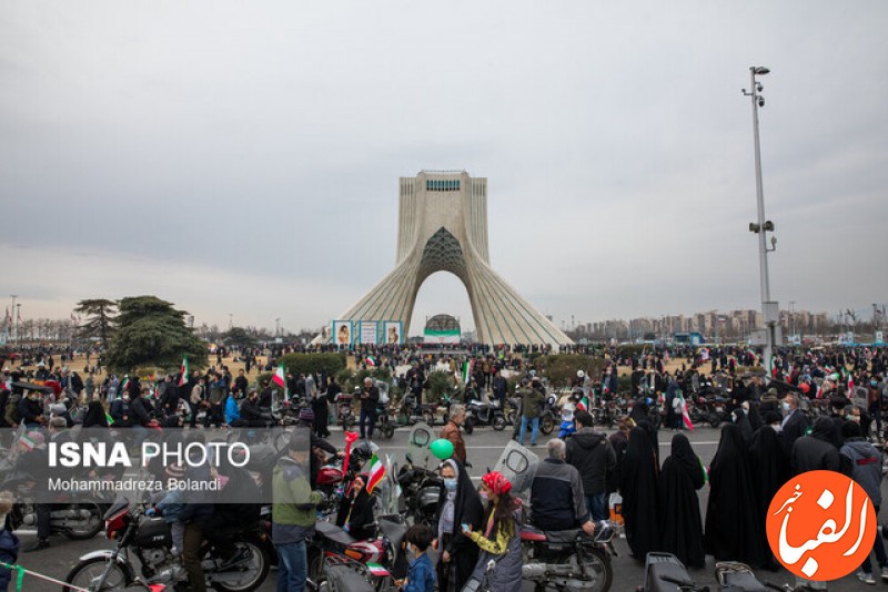 مردم-در-راهپیمایی-۲۲-بهمن-پشیبانی-خود-از-انقلاب-را-نشان-می-دهند