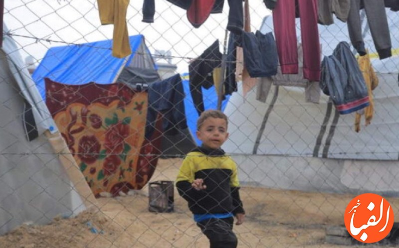 تصویری-دردناک-از-کودک-فلسطینی-در-حال-نوشیدن-آب-باران